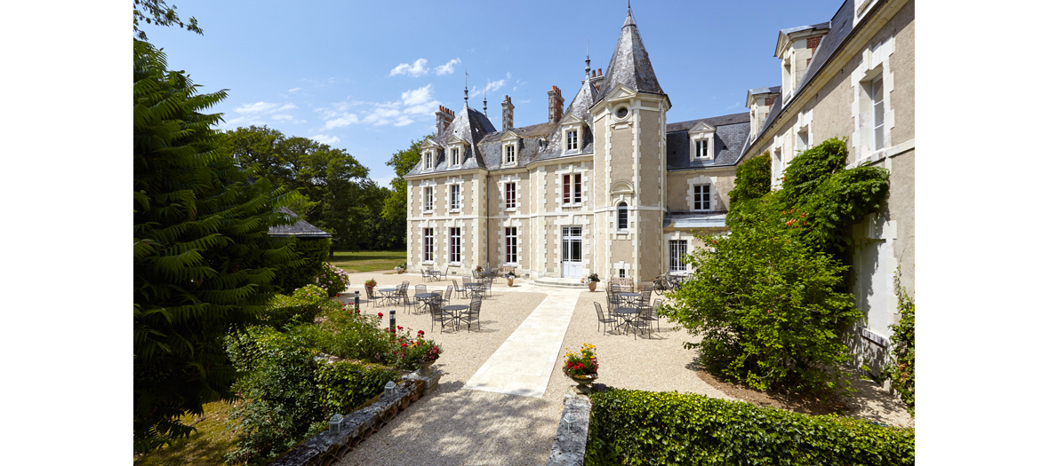 Les Sources de Cheverny au Château du Breuil avec le spa des Sources avec de la vinothérapie, une piscine extérieure, un bar à vins, les restaurants gastronomiques Le Favori et L’Auberge